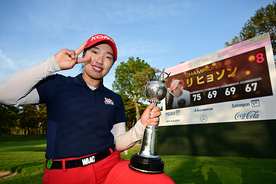 優勝トロフィーを手に撮影に応じるリ・ヒョソン【写真：Getty Images】