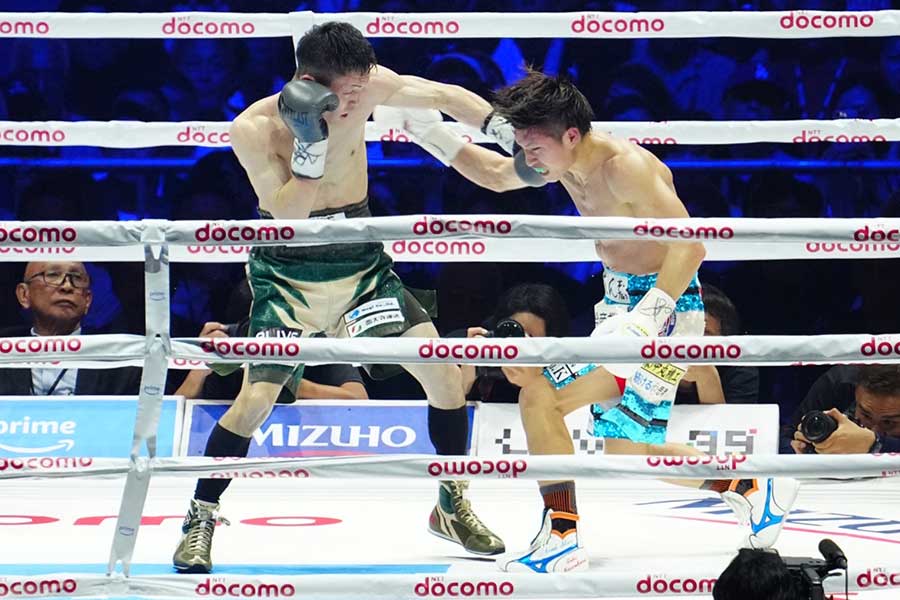 WBA世界フライ級、ユーリ阿久井政悟（左）が桑原拓に判定勝ちし初防衛に成功した【写真：荒川祐史】