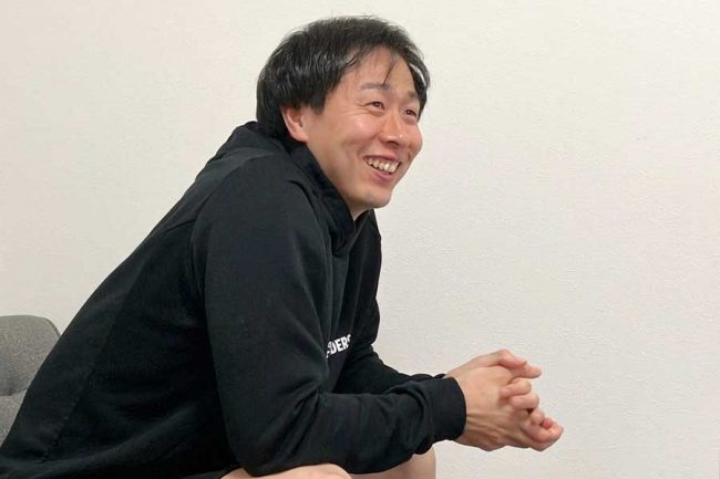 寡黙な男が今季は飯田遼ら年下の選手に様々なアドバイス。「言葉にして伝えるのは難しい」と笑顔で振り返った【写真：川崎ブレイブサンダース】