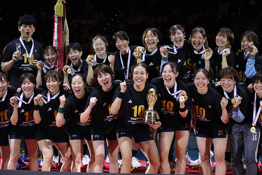 女子ハンドボール日本リーグで10連覇を達成して歓喜する北国銀行【写真：荻島弘一】