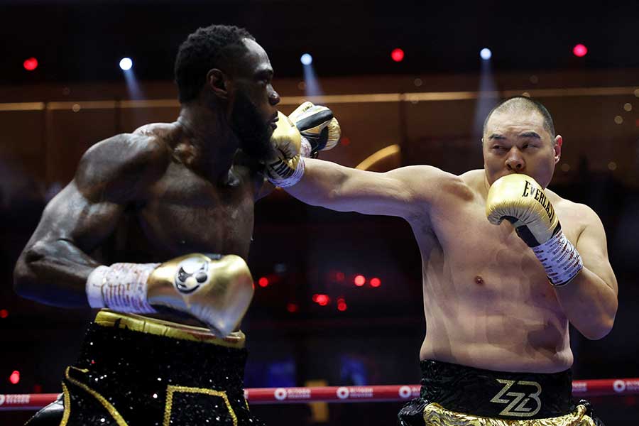 デオンテイ・ワイルダーに5回KO勝ちしたチャン・ツィーレイ（右）【写真：Getty Images】
