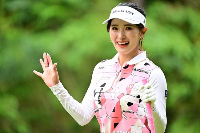 ショーパン姿で「華がある」 人気女子ゴルファーの始球式に歓喜の声