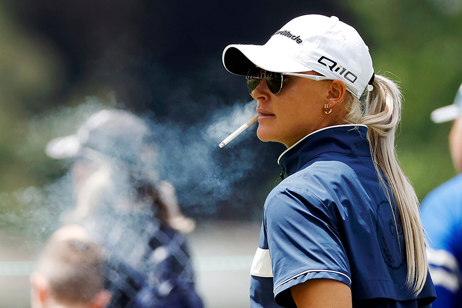 全米女子オープンOPのラウンド中にタバコを吸うチャーリー・ハル【写真：Getty Images】