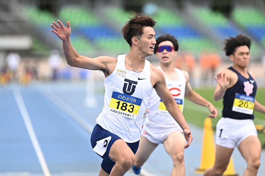 男子100m準決勝で1着でフィニッシュする柳田大輝【写真：中戸川知世】