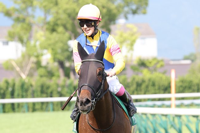 永島まなみの初重賞V直後の仕草が「優しい」 珍名馬オオタニサーンと