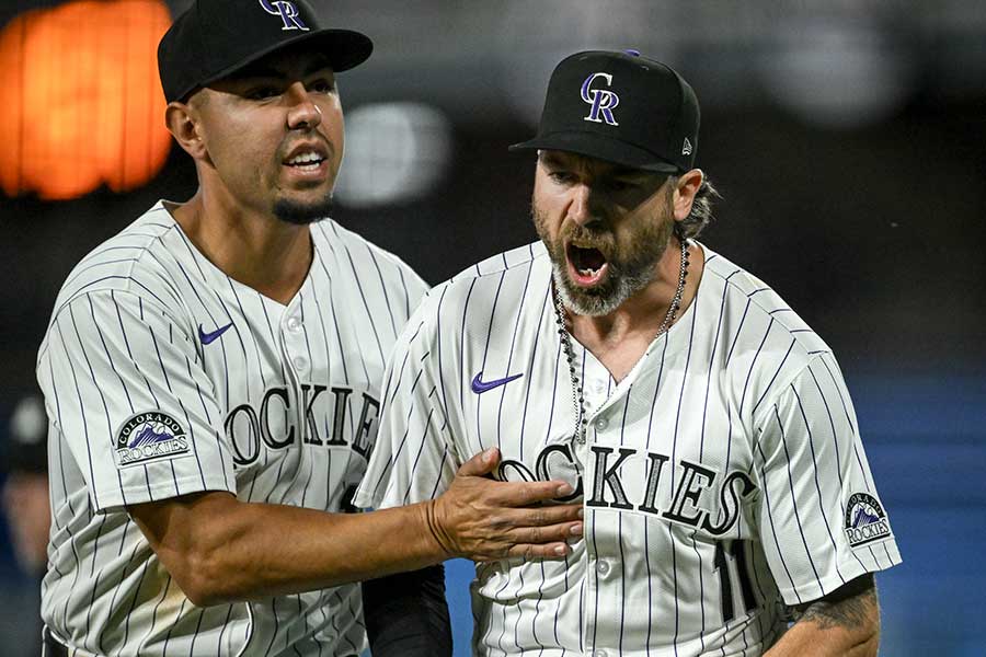 ドジャース戦、9回に逆転され怒りの表情を見せるロッキーズのジェーク・ケーブ【写真：Getty Images】