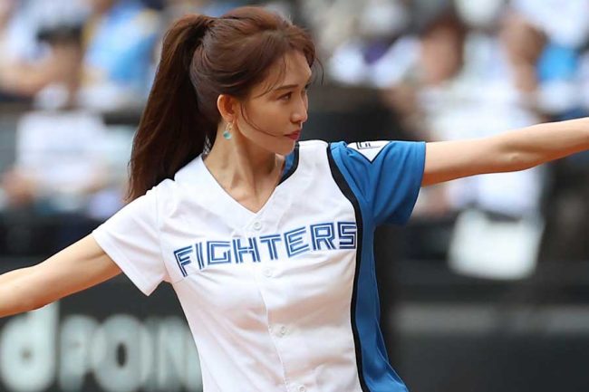 ポニテ＆スラリ脚線美、奇跡の49歳美女に日本衝撃「スタイル良き