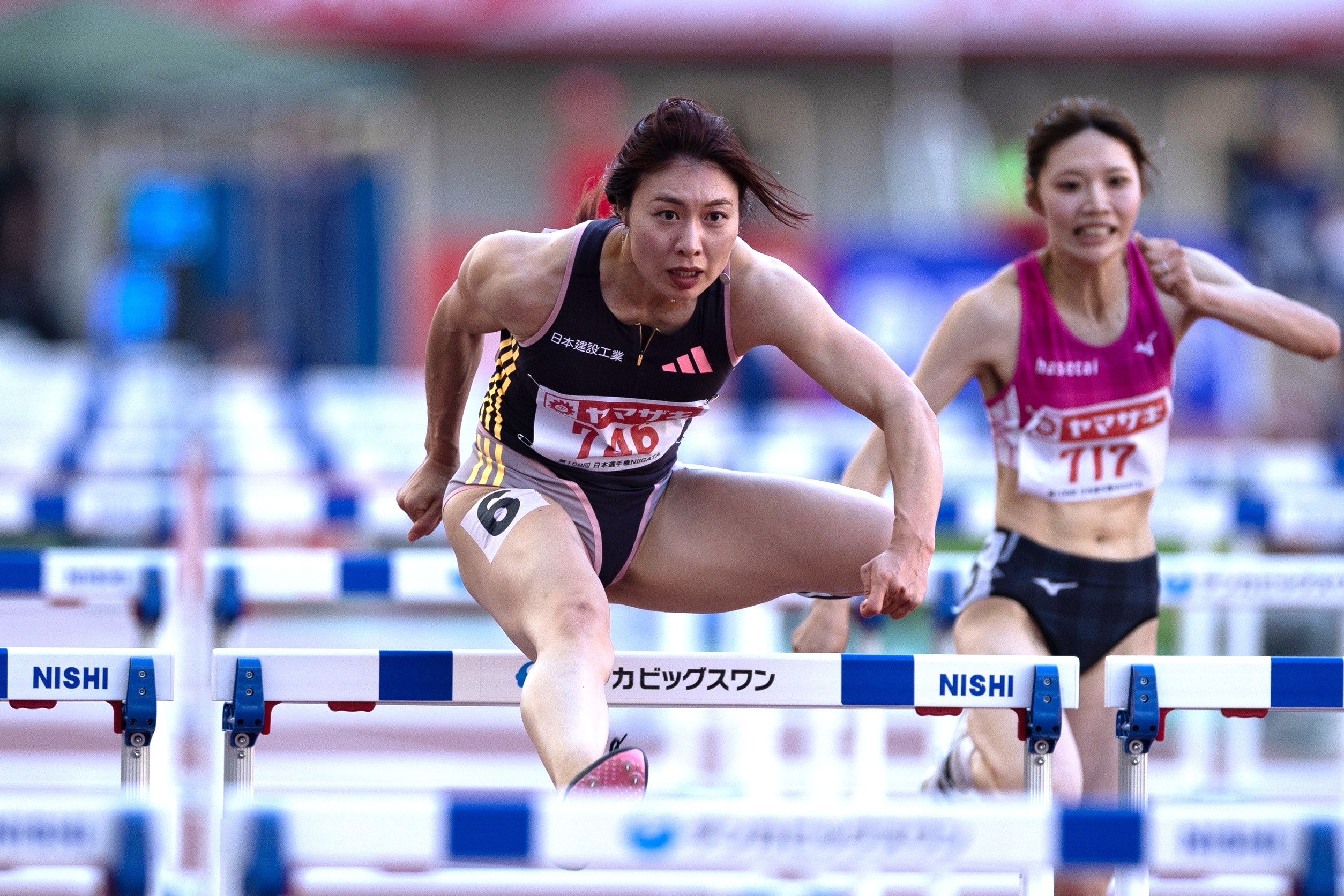 女子100メートル障害準決勝で駆け抜ける福部真子【写真：奥井隆史】