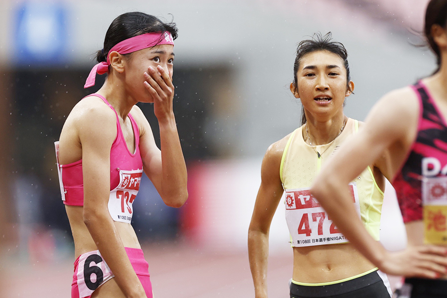 女子800メートル決勝、田中希実を引き離してゴールした久保凛（左）【写真：奥井隆史】
