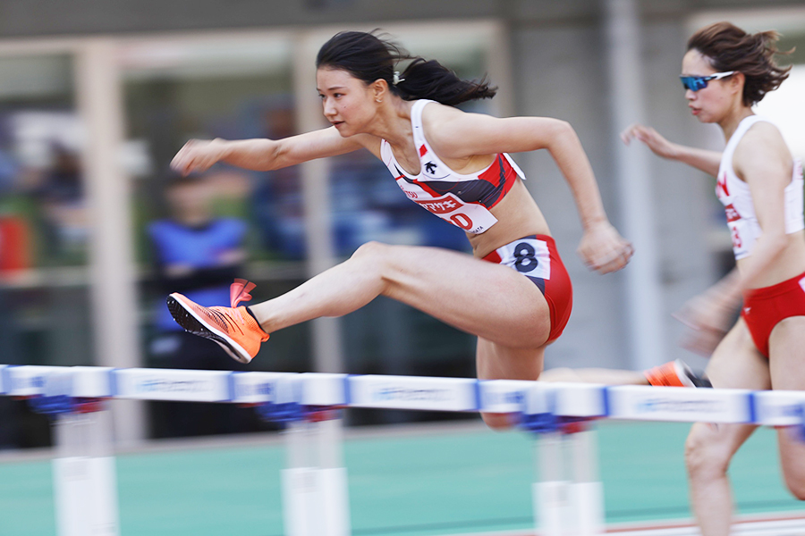 日本選手権、女子100メートル障害予選でハードルを跳び越える田中【写真：奥井隆史】