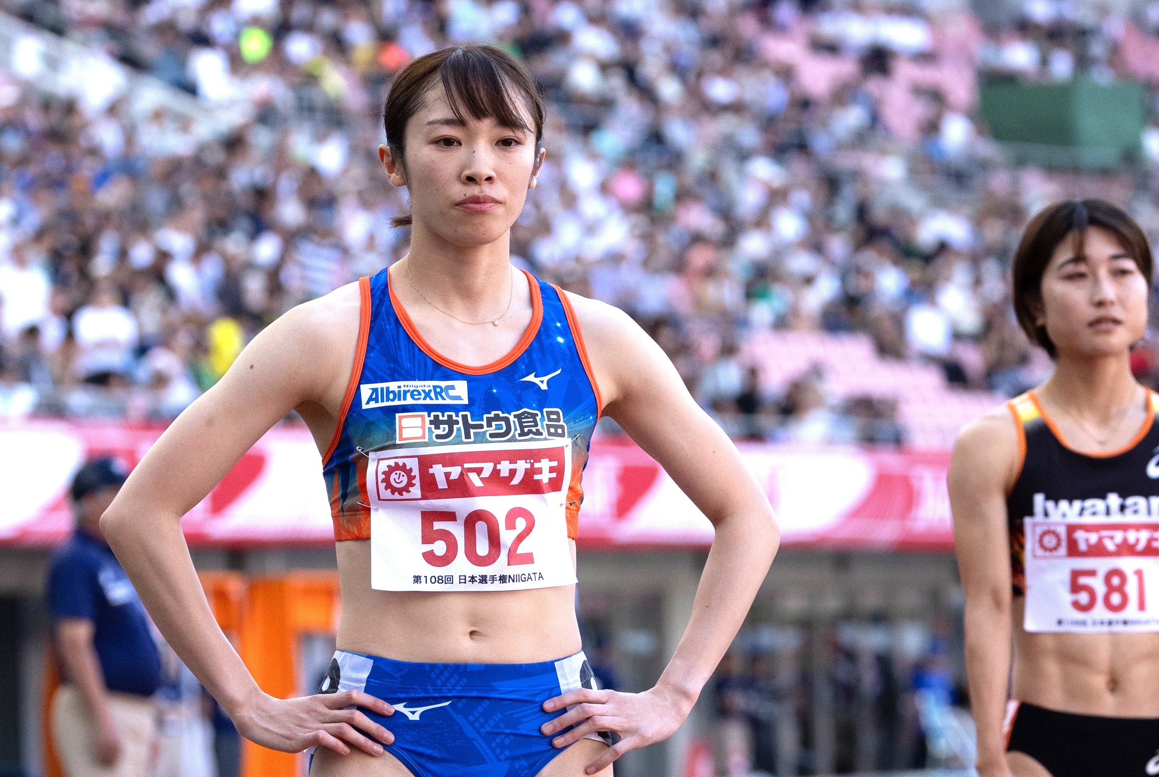 女子800m予選のスタート前、覚悟の決まった表情を見せる広田有紀【写真：奥井隆史】