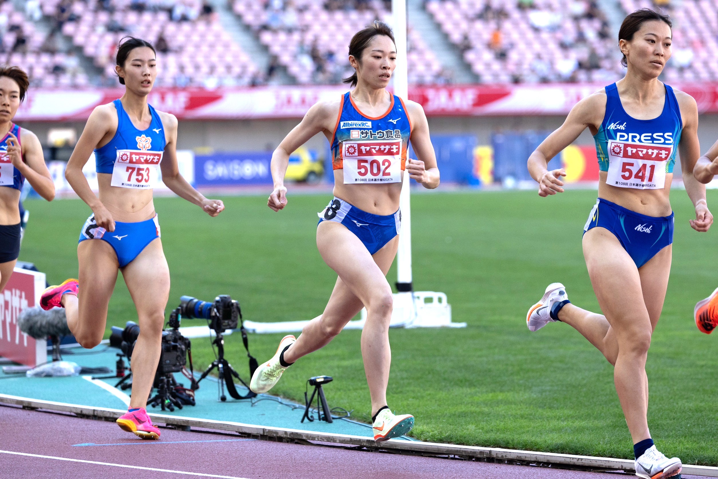 予選で前の選手たちにくらいつく広田（中央）【写真：奥井隆史】