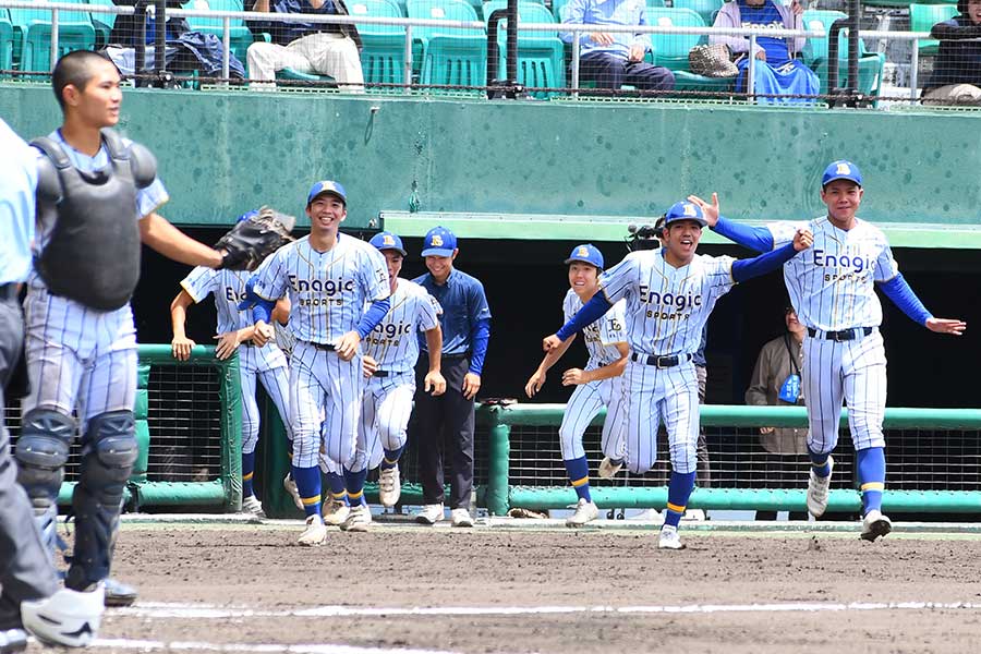 沖縄県春季大会で優勝し、ベンチから飛び出すエナジックの選手たち【写真：長嶺真輝】