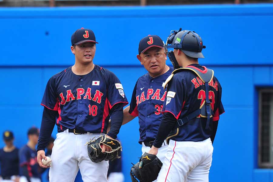 中村（左）には大学代表の堀井監督（中）も大きな期待をかけている【写真：羽鳥慶太】