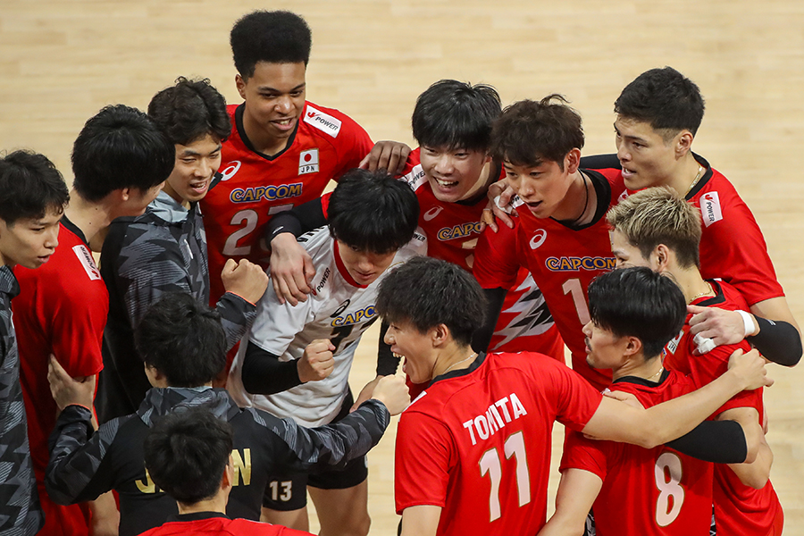 VNLで初の銀メダルを獲得した男子日本代表【写真：Getty Images】