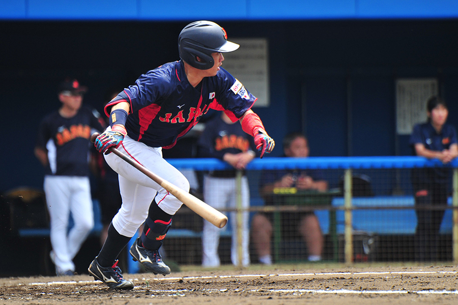 鍛えられた下半身をうまく使って鋭い打球を飛ばす勝田【写真：羽鳥慶太】