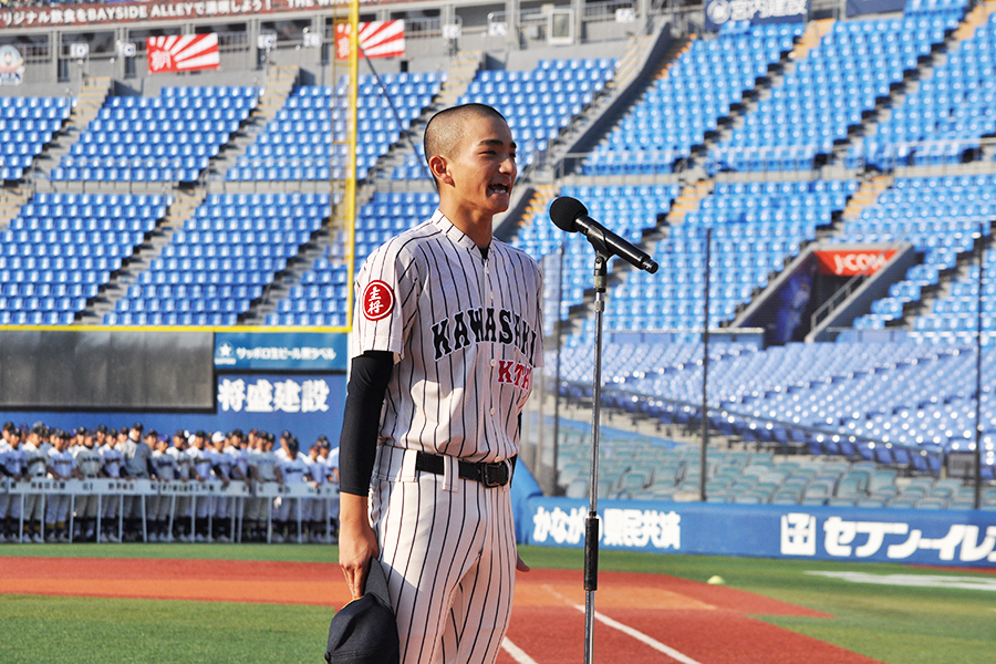 開会式で選手宣誓する川崎北の佃陵汰主将【写真：山野邊佳穂 】