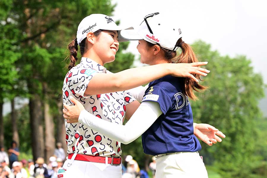 ミネベアミツミレディス、優勝した川崎春花を称える同期の櫻井心那【写真：Getty Images】