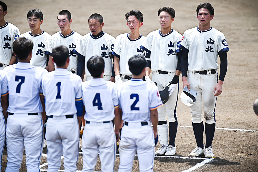 OBから寄贈された復刻ユニをまとって整列する山北ナイン【写真：中戸川知世】