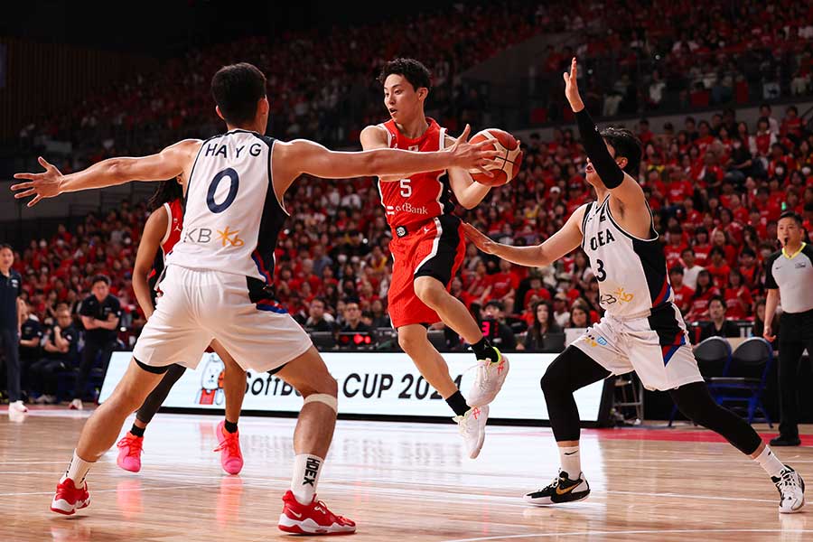 韓国戦で躍動した河村勇輝【写真：Getty Images】