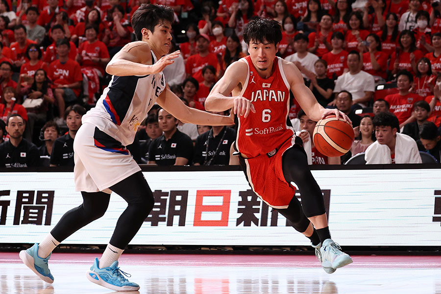 7日の韓国戦でプレーする比江島慎【写真：Getty Images】