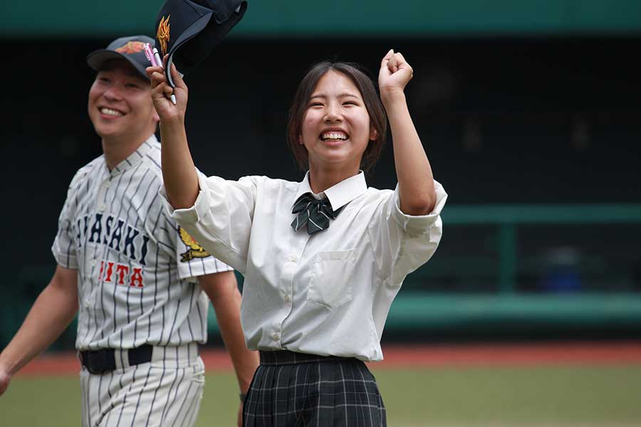 初戦でベンチに入った朝倉苺マネジャー【写真：羽鳥慶太】