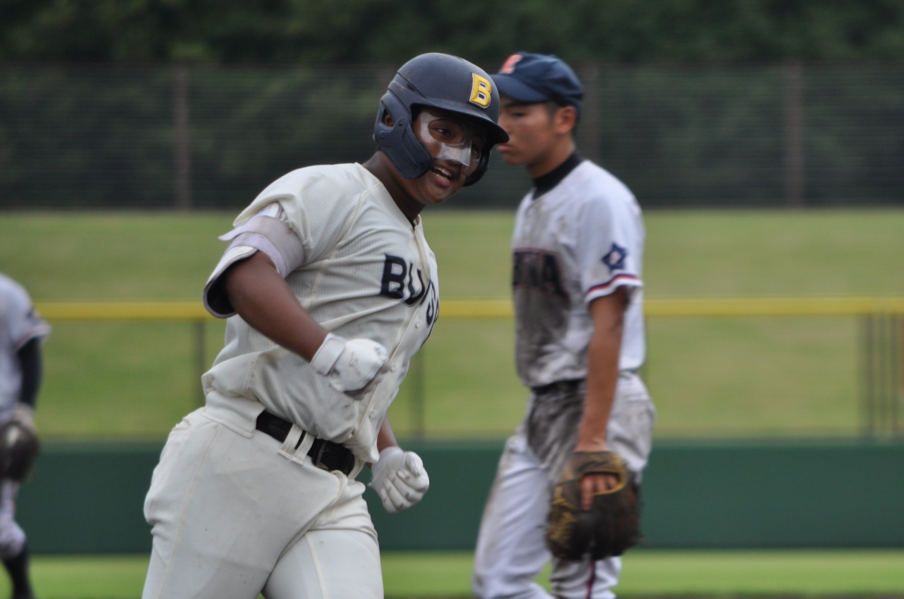 顔面をフェースガードで覆った武相の森山惇は2本塁打の活躍【写真：山野邊佳穂】