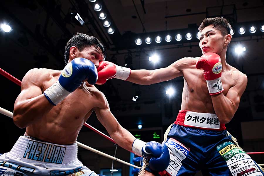 WBOアジアパシフィック・ライト級、8回1分58秒KO勝ちした保田克也（右）【写真：中戸川知世】