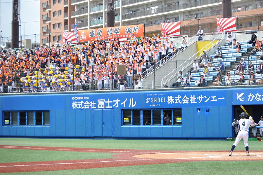 平日にもかかわらず相模原の応援席は満員。選手とともに、かつて横浜を倒したチームは伝説だ【写真：山野邊佳穂】