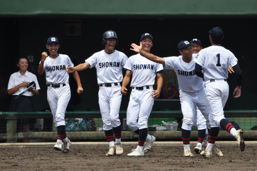 盛り上がる湘南ベンチ【写真：山野邊佳穂】