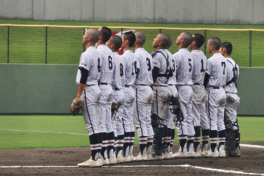 選手11人の麻生が初の4回戦進出。スタンドへのあいさつも誇らしげだ【写真：山野邊佳穂】