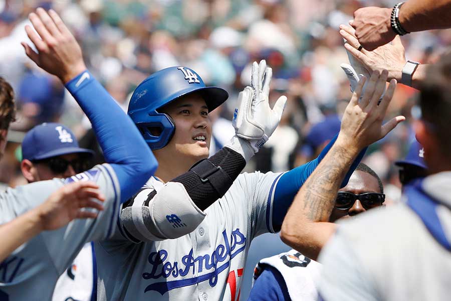 メジャー通算200号となる29号を放ち、祝福されるドジャース・大谷翔平【写真：Getty Images】