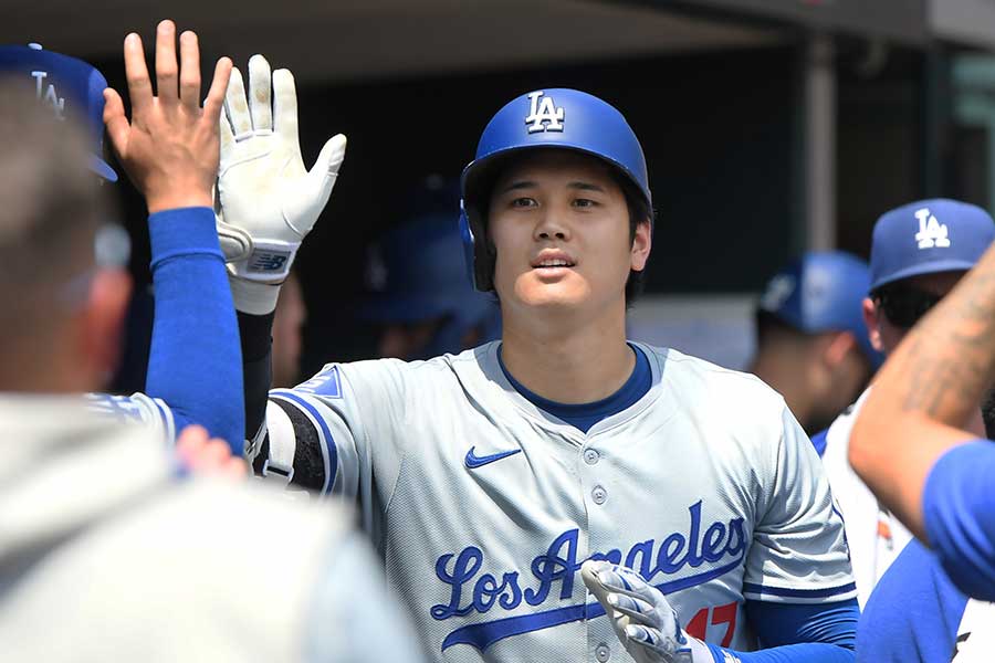 メジャー通算200号となる29号を放ち、祝福されるドジャースの大谷翔平【写真：Getty Images】