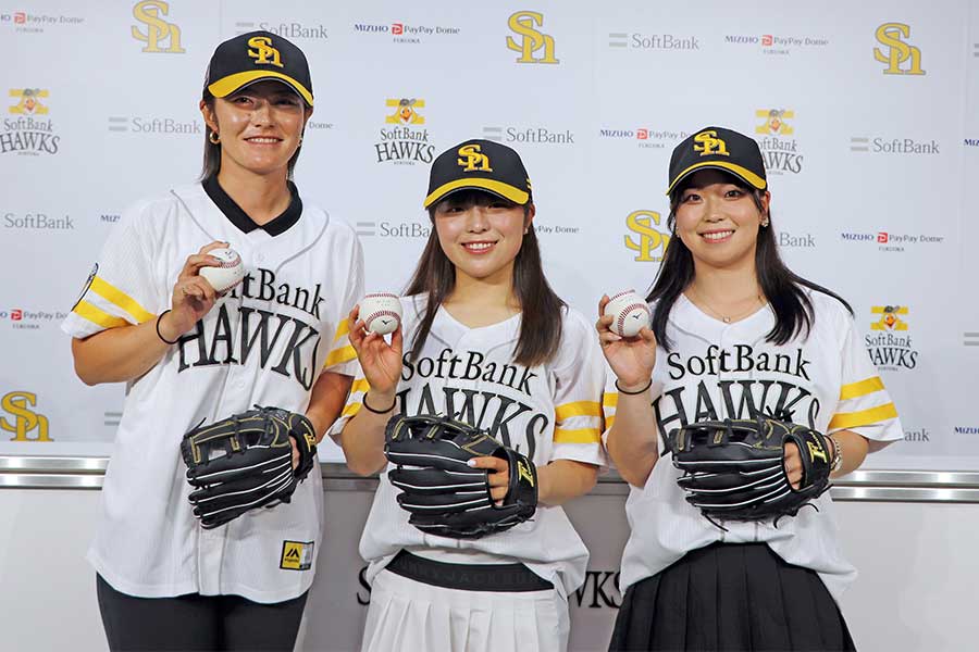 始球式に登板した渡邉彩香、佐久間朱莉、後藤未有（左から）【写真：日本女子プロゴルフ協会提供】