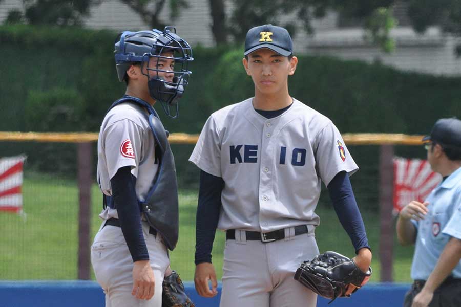 マウンドで話す小宅（右）と加藤右悟主将（左）【写真：山野邊佳穂】