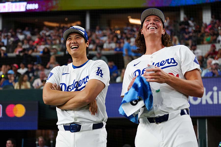 ドジャースの大谷翔平（左）とタイラー・グラスノー【写真：Getty Images】