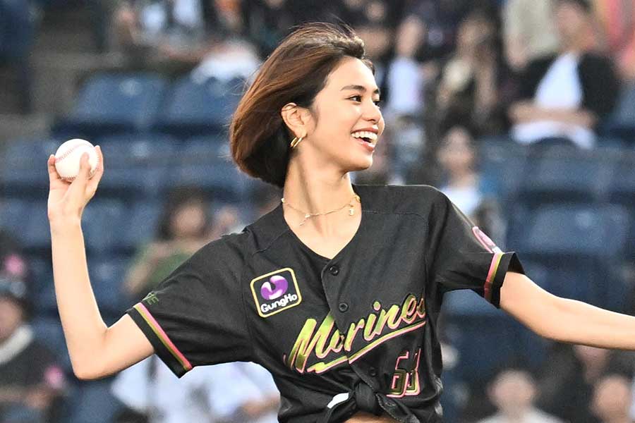 ロッテ―日本ハム戦の始球式に登場した佐藤晴美【 写真：産経新聞社】