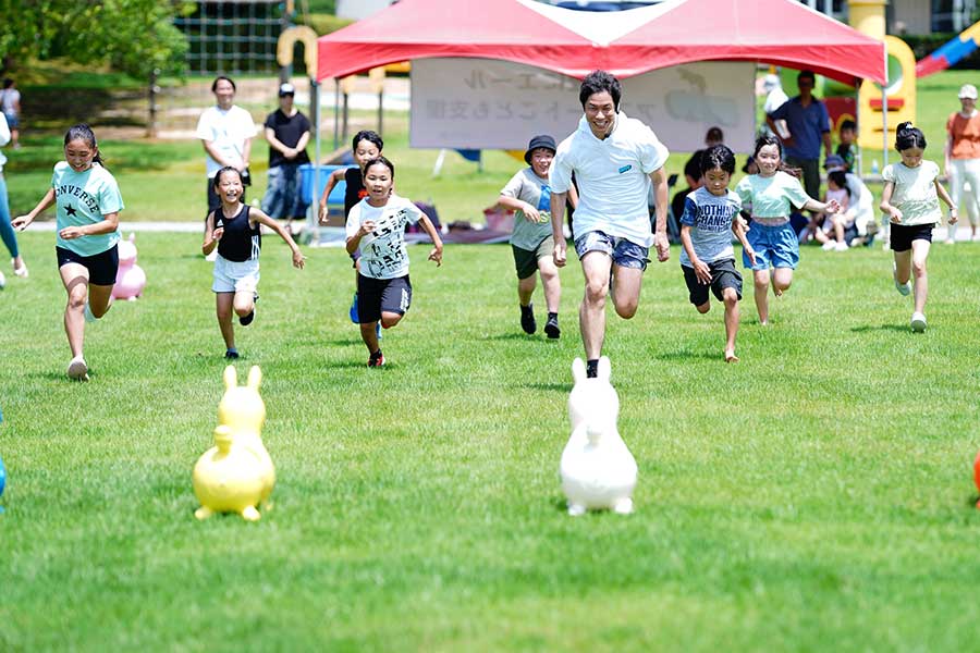 走り方講座を開いた伊藤さん。こどもたちも興味津々で走った【写真：荒川祐史】