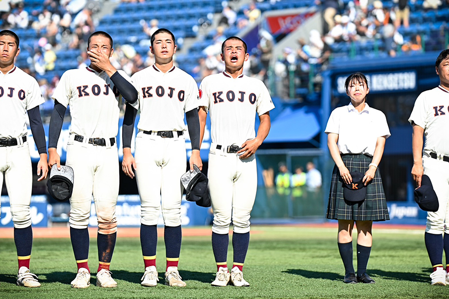 涙で表情を歪ませながらスタンドに挨拶した向上の主将・北野龍彦（中央）【写真：中戸川知世】