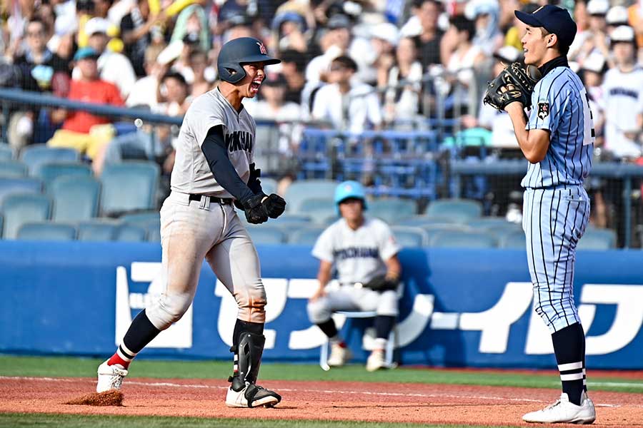 サイクルヒットを達成し、雄たけびを上げる横浜高校の椎木卿五【写真：中戸川知世】