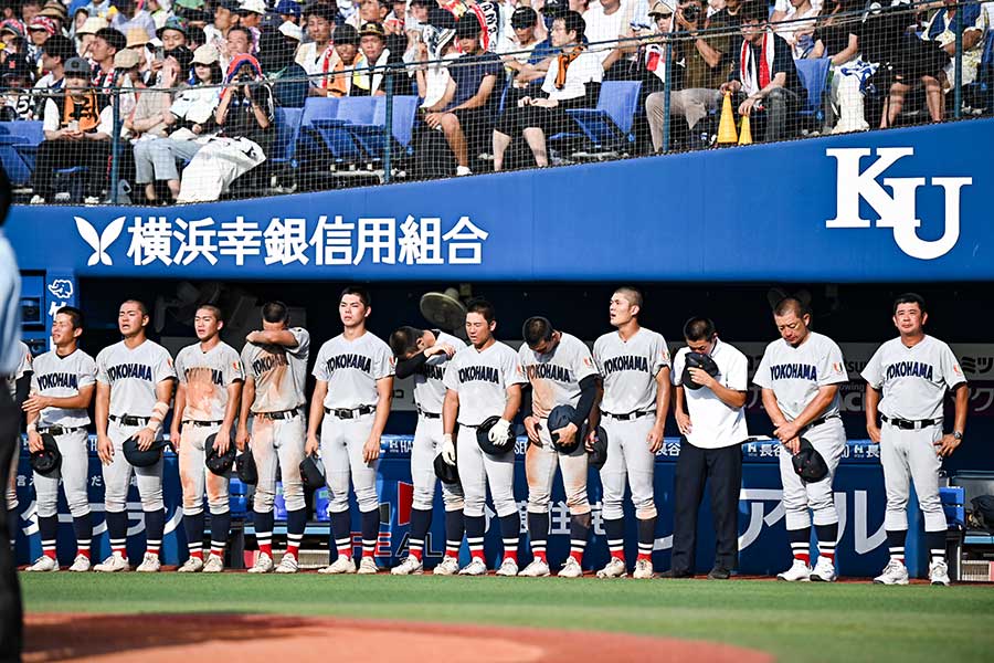 逆転負けを喫し、涙に暮れる横浜高校【写真：中戸川知世】