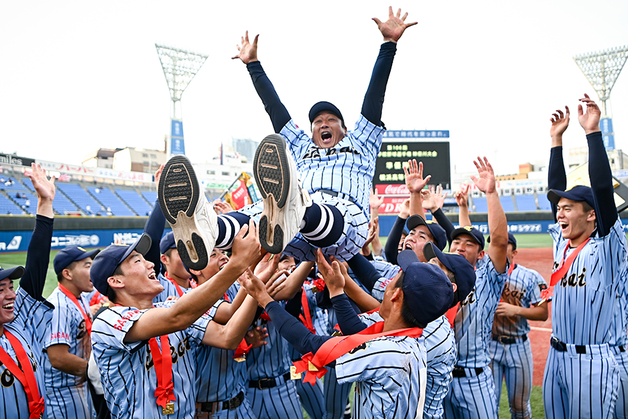 5年ぶり12回目となる夏の甲子園出場を決めた東海大相模、“おかわり”の胴上げで満面の笑みを見せる原俊介監督【写真：中戸川知世】