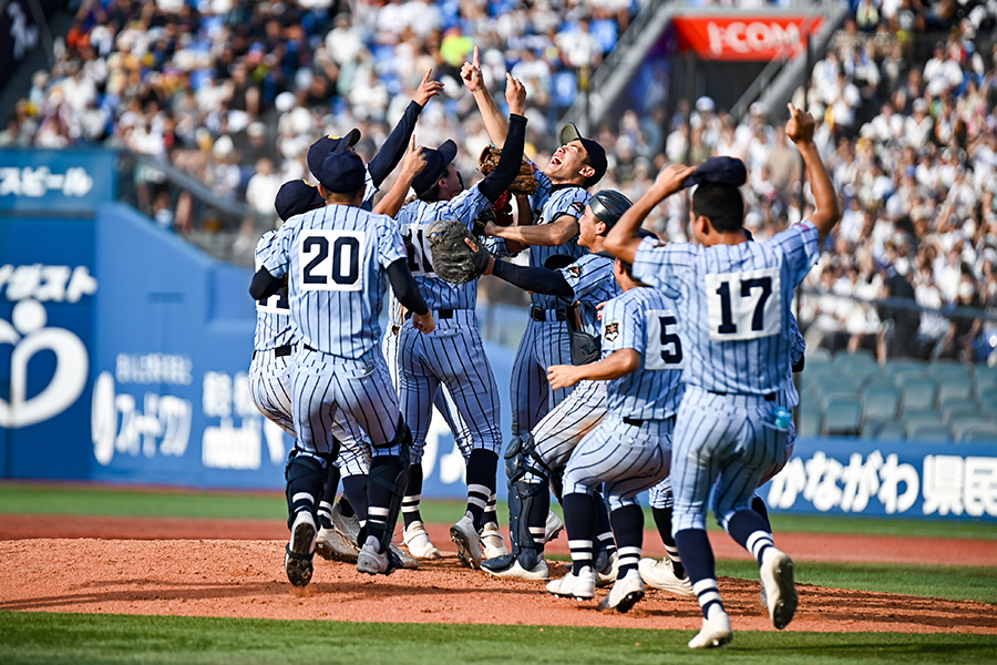 優勝の瞬間、マウンドに駆け寄り歓喜する東海大相模ナイン【写真：中戸川知世】