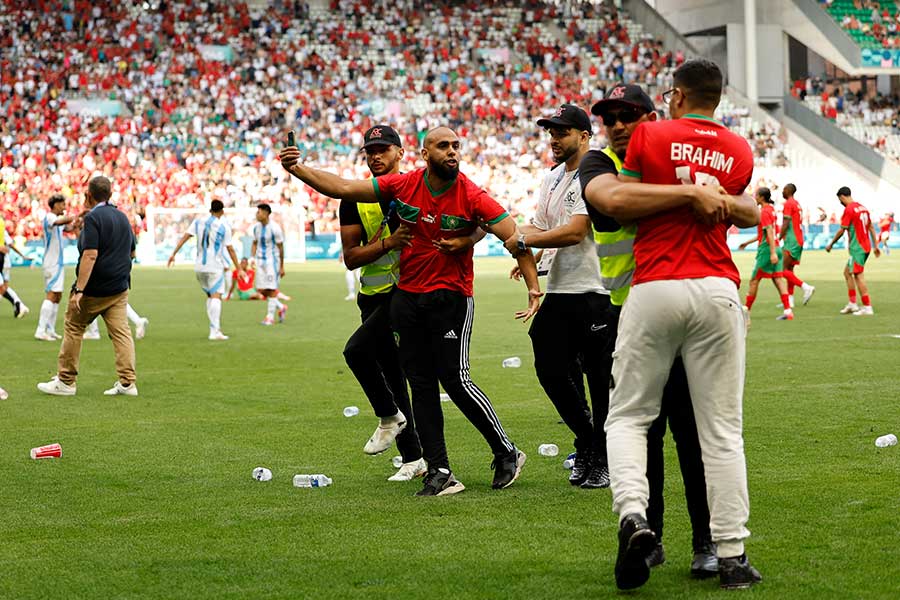 試合終了間際にピッチに乱入するファンたち【写真：ロイター】