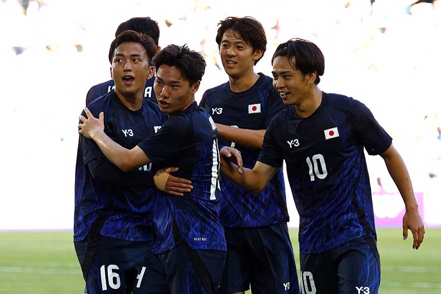 パラグアイ戦で得点に歓喜する日本の選手たち【写真：ロイター】