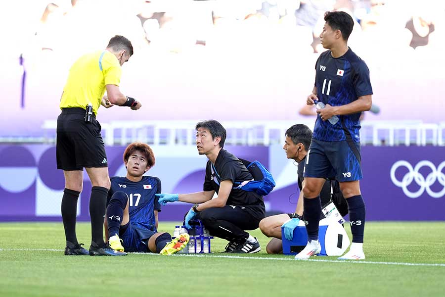 パラグアイ戦で負傷しピッチに座りこむ平河悠【写真：Getty Images】