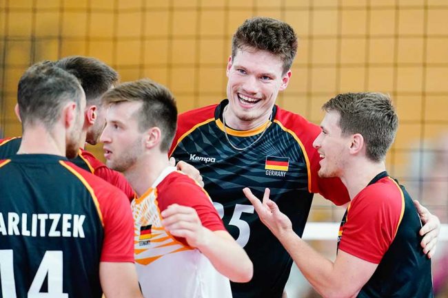 遠足に行く幼稚園児」 男子バレー日本と戦う話題のドイツ代表ウェア