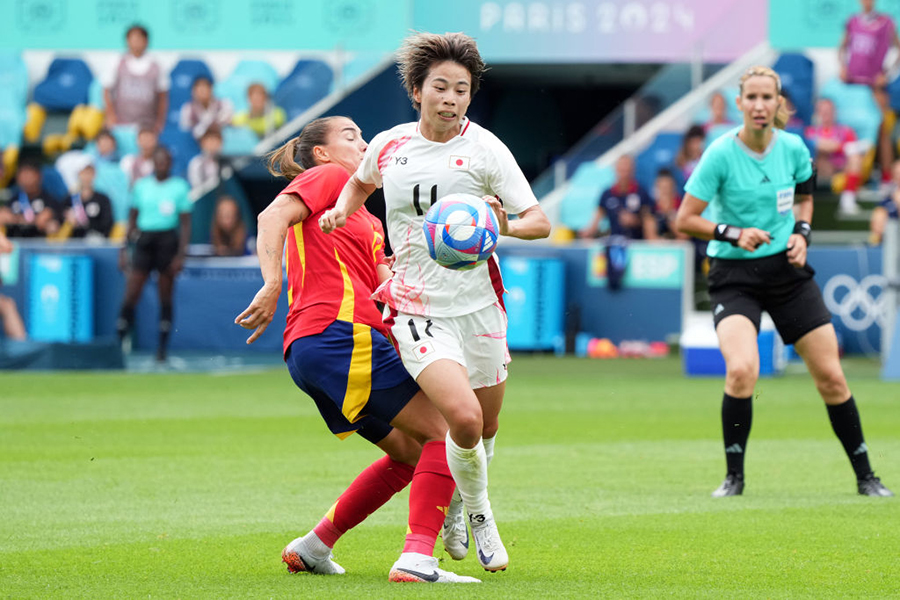 相手と激しく競り合う田中美南【写真：Getty Images】