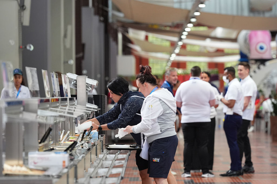 パリ五輪選手村の食堂の様子【写真：Getty Images】