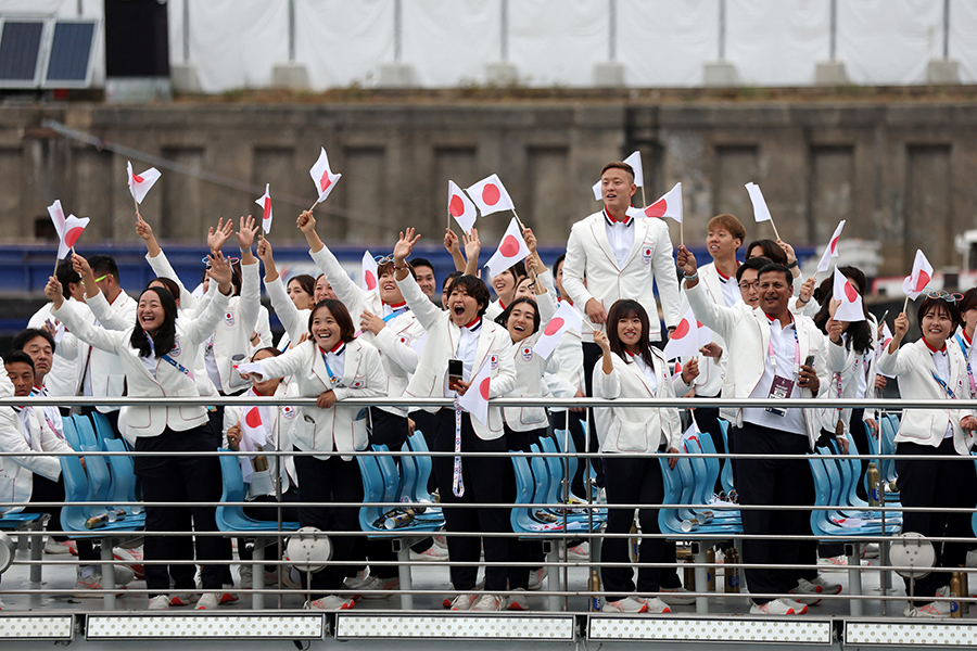 パリ五輪開会式で手を振る日本選手団【写真：ロイター】